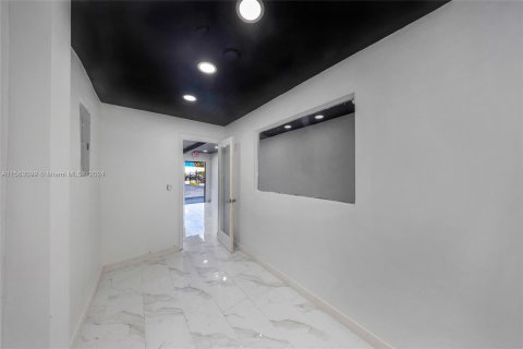 Propiedad comercial en venta en Miami, Florida № 1097997 - foto 15