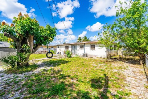 House in Miami Gardens, Florida 3 bedrooms, 97.92 sq.m. № 1127170 - photo 10