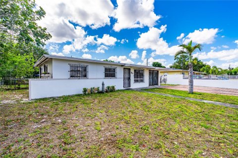 House in Miami Gardens, Florida 3 bedrooms, 97.92 sq.m. № 1127170 - photo 8