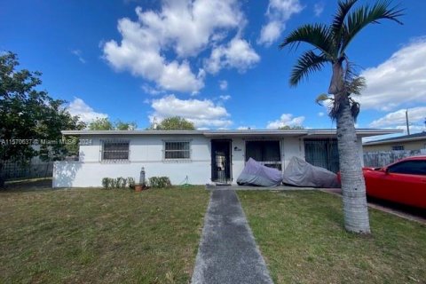 House in Miami Gardens, Florida 3 bedrooms, 97.92 sq.m. № 1127170 - photo 2