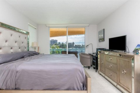Condominio en venta en Hallandale Beach, Florida, 2 dormitorios, 109.62 m2 № 1229763 - foto 11