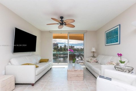 Condominio en venta en Hallandale Beach, Florida, 2 dormitorios, 109.62 m2 № 1229763 - foto 8