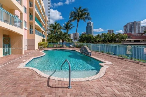 Condominio en venta en Hallandale Beach, Florida, 2 dormitorios, 109.62 m2 № 1229763 - foto 16