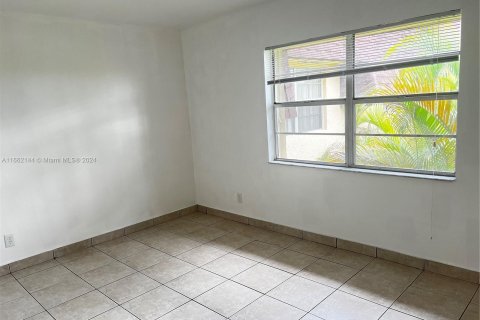 Condominio en alquiler en Miami, Florida, 2 dormitorios, 90.67 m2 № 1370380 - foto 12