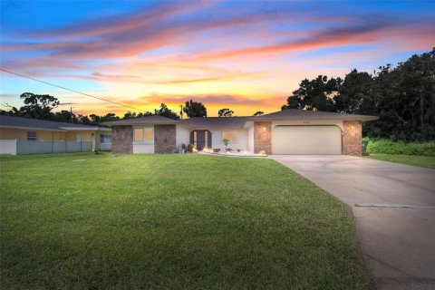 House in Port Charlotte, Florida 4 bedrooms, 204.29 sq.m. № 1346167 - photo 1