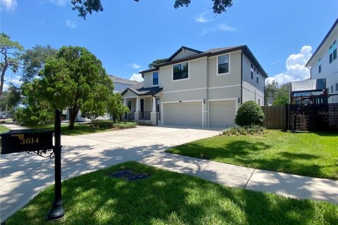 House in Tampa, Florida 4 bedrooms, 316.89 sq.m. № 1314783 - photo 2