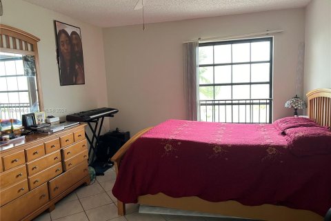 Condo in Lauderhill, Florida, 2 bedrooms  № 995774 - photo 9