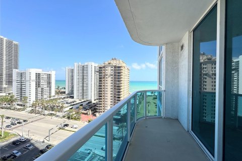 Condominio en venta en Hallandale Beach, Florida, 1 dormitorio, 92.44 m2 № 995772 - foto 1