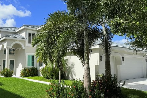 Villa ou maison à vendre à Pembroke Pines, Floride: 5 chambres, 261.43 m2 № 1423598 - photo 1