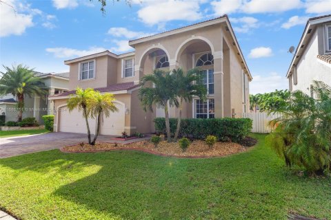 Casa en venta en Miramar, Florida, 6 dormitorios, 384.34 m2 № 1427979 - foto 1