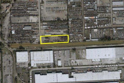 Commercial property in Opa-locka, Florida № 1158976 - photo 1