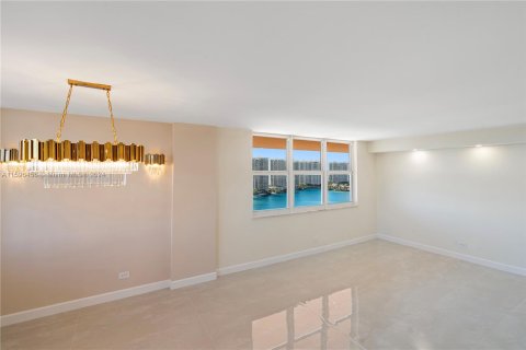 Condo in Sunny Isles Beach, Florida, 2 bedrooms  № 1206280 - photo 13