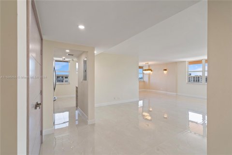 Condo in Sunny Isles Beach, Florida, 2 bedrooms  № 1206280 - photo 14