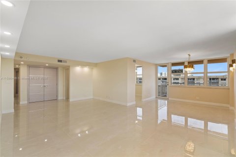 Condo in Sunny Isles Beach, Florida, 2 bedrooms  № 1206280 - photo 17