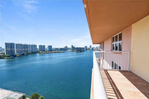 Condo in Sunny Isles Beach, Florida, 2 bedrooms  № 1206280 - photo 5