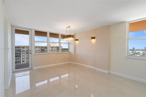 Condo in Sunny Isles Beach, Florida, 2 bedrooms  № 1206280 - photo 15