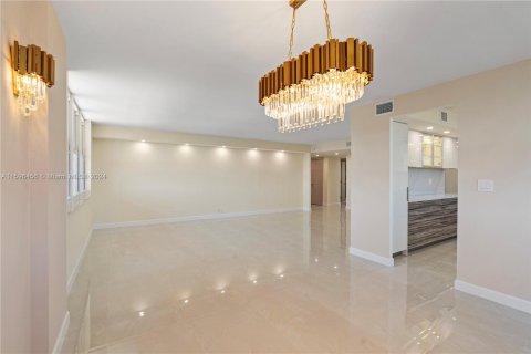 Condo in Sunny Isles Beach, Florida, 2 bedrooms  № 1206280 - photo 16