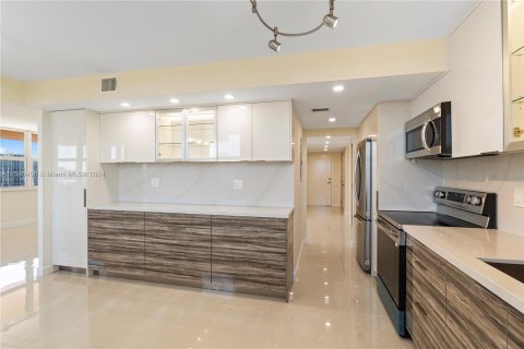 Condo in Sunny Isles Beach, Florida, 2 bedrooms  № 1206280 - photo 22