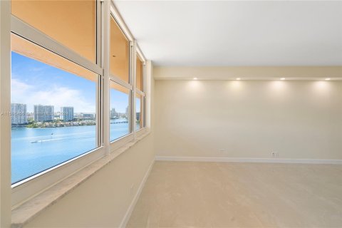 Condo in Sunny Isles Beach, Florida, 2 bedrooms  № 1206280 - photo 18