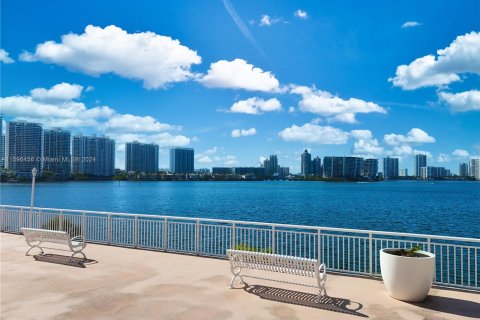 Condo in Sunny Isles Beach, Florida, 2 bedrooms  № 1206280 - photo 2