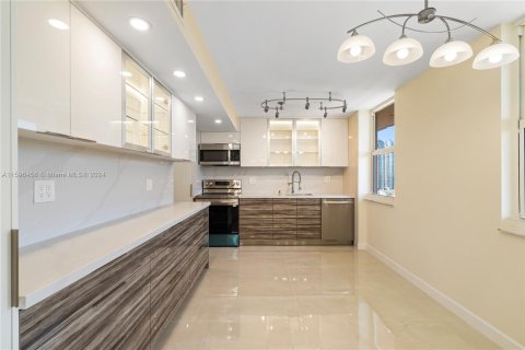 Condo in Sunny Isles Beach, Florida, 2 bedrooms  № 1206280 - photo 19