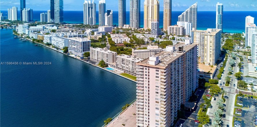 Condo in Sunny Isles Beach, Florida, 2 bedrooms  № 1206280