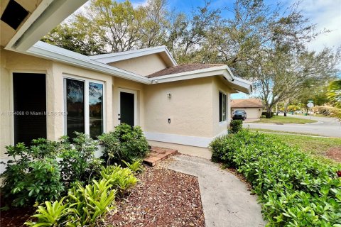 Villa ou maison à vendre à Coral Springs, Floride: 4 chambres, 187.2 m2 № 1362773 - photo 1