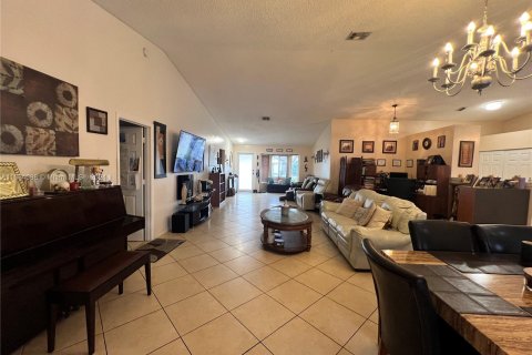 Villa ou maison à vendre à Coral Springs, Floride: 4 chambres, 187.2 m2 № 1362773 - photo 12