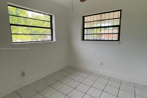 House in Miami, Florida 2 bedrooms, 172.33 sq.m. № 1370398 - photo 5