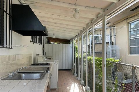 Casa en alquiler en Miami, Florida, 2 dormitorios, 172.33 m2 № 1370398 - foto 3