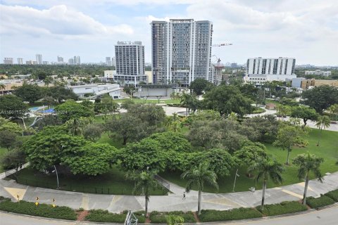 Condo in Hollywood, Florida, 1 bedroom  № 1370400 - photo 2