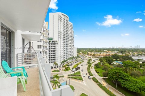 Condo in Hollywood, Florida, 1 bedroom  № 1370400 - photo 21