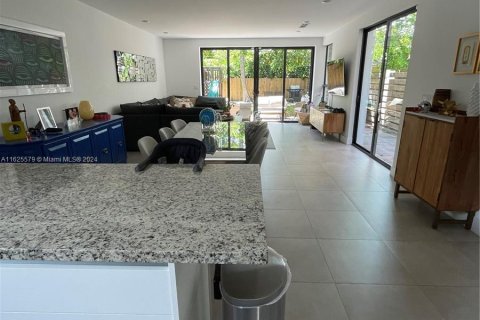 Immobilier commercial à vendre à Miami, Floride: 391.68 m2 № 1272050 - photo 5