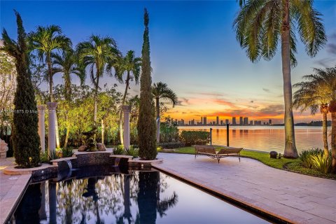 Casa en venta en Miami Beach, Florida, 6 dormitorios, 660.26 m2 № 1320883 - foto 1