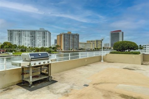 Condo in Hallandale Beach, Florida, 1 bedroom  № 1378601 - photo 27