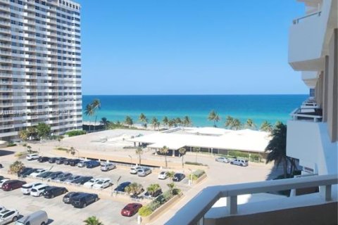 Condo in Hallandale Beach, Florida, 1 bedroom  № 1378601 - photo 9