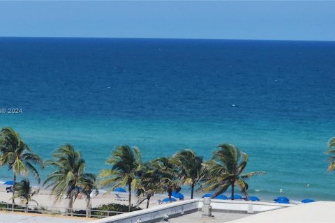 Condo in Hallandale Beach, Florida, 1 bedroom  № 1378601 - photo 1