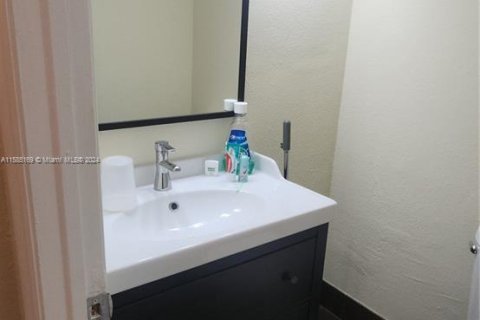 Condo in Hallandale Beach, Florida, 1 bedroom  № 1378601 - photo 21