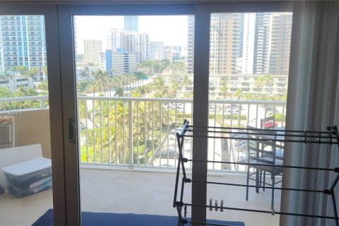 Condo in Hallandale Beach, Florida, 1 bedroom  № 1378601 - photo 24