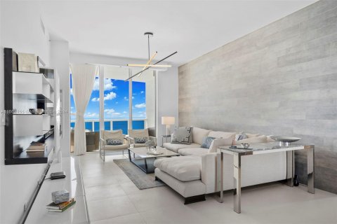 Condo in Sunny Isles Beach, Florida, 3 bedrooms  № 1378597 - photo 1