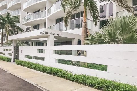 Condo in North Miami Beach, Florida, 2 bedrooms  № 1378598 - photo 2