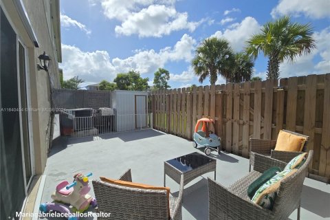 Townhouse in Florida City, Florida 4 bedrooms, 157.93 sq.m. № 1316726 - photo 24