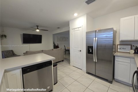 Townhouse in Florida City, Florida 4 bedrooms, 157.93 sq.m. № 1316726 - photo 10