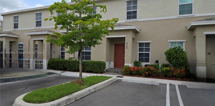 Townhouse in Florida City, Florida 4 bedrooms, 157.93 sq.m. № 1316726