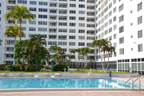 Condo in Miami Beach, Florida, 1 bedroom  № 1080970 - photo 19