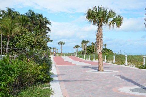 Condo in Miami Beach, Florida, 1 bedroom  № 1080970 - photo 17