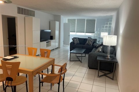 Condo in Miami Beach, Florida, 1 bedroom  № 1080970 - photo 5