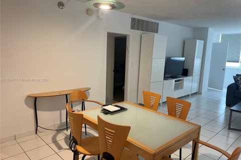 Condo in Miami Beach, Florida, 1 bedroom  № 1080970 - photo 3