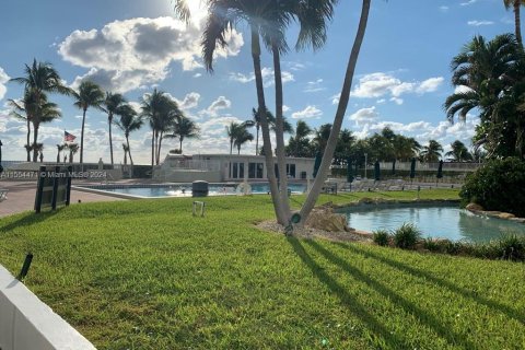 Condo in Miami Beach, Florida, 1 bedroom  № 1080970 - photo 13