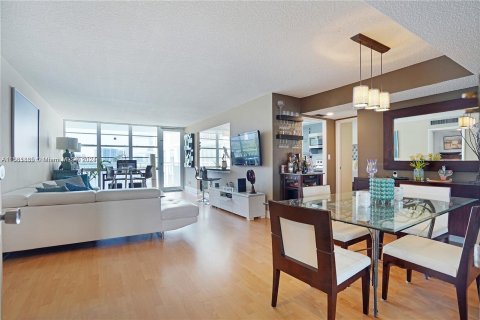 Condo in Sunny Isles Beach, Florida, 2 bedrooms  № 1161149 - photo 10